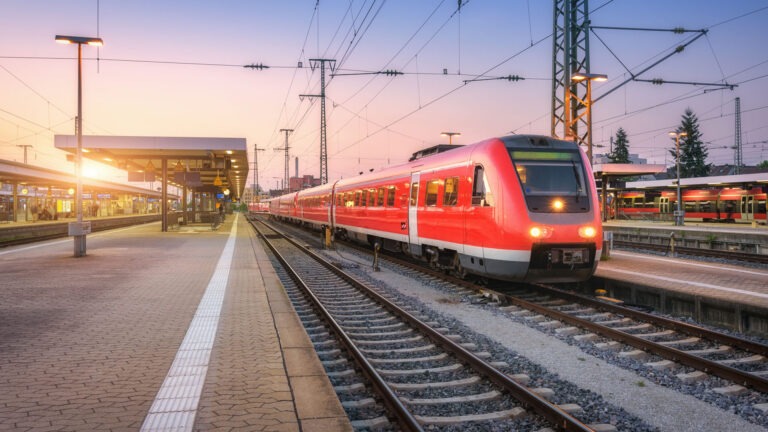 Symbolbild: Regionalzug an einem Bahnsteig