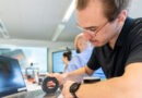 Neue Fertigungstechniken für Lausitzer Betriebe: BTU erhält 16,1 Millionen Euro Praktische Arbeit mit einem Bauteil und einem Computer im chesco-Umfeld