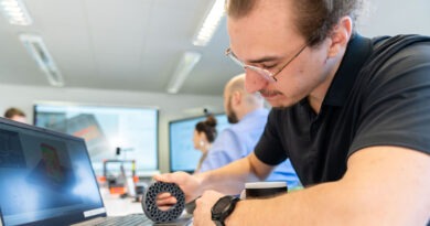 Neue Fertigungstechniken für Lausitzer Betriebe: BTU erhält 16,1 Millionen Euro Praktische Arbeit mit einem Bauteil und einem Computer im chesco-Umfeld