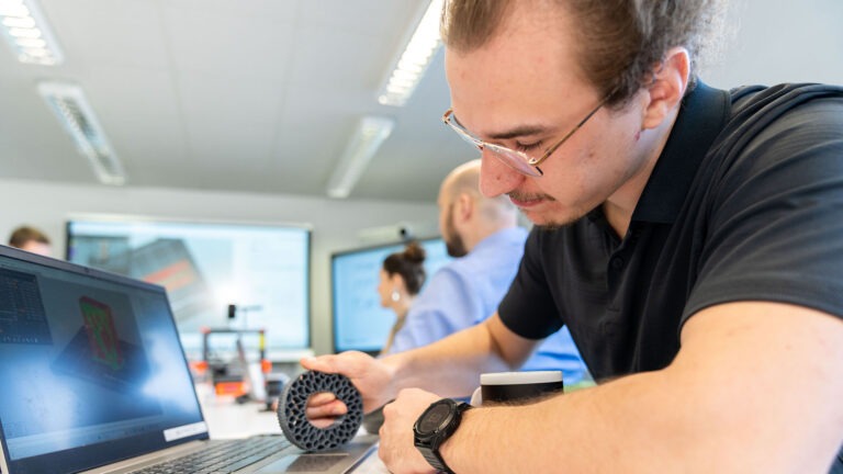 Praktische Arbeit mit einem Bauteil und einem Computer im chesco-Umfeld