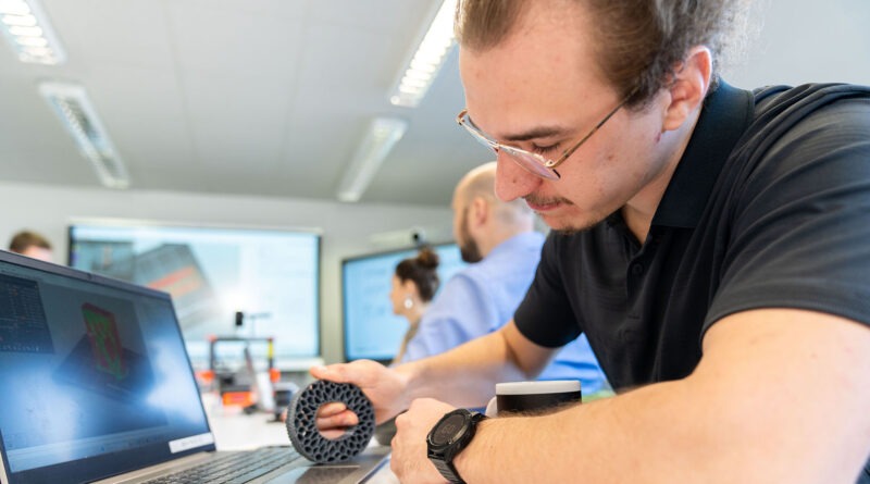 Praktische Arbeit mit einem Bauteil und einem Computer im chesco-Umfeld