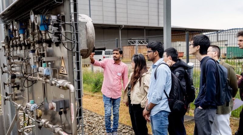 Forschende besichtigen eine technische Versuchsanlage des Energie-Innovationszentrums