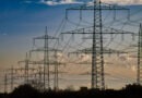 Wenn der Energieanbieter ausfällt: So funktioniert die Ersatzversorgung Symbolbild: Strommasten und Überlandleitungen