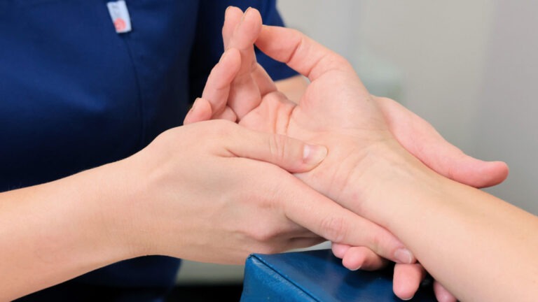 Hände bei einer ergotherapeutischen Übung in Lauchhammer