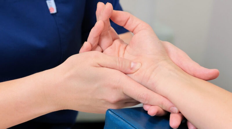 Hände bei einer ergotherapeutischen Übung in Lauchhammer
