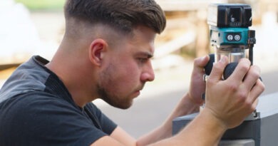 Zimmerermeister Florian Schwarzer bei der Arbeit
