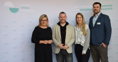 Gruppenfoto vor einer Wand der Nachfolgezentrale Brandenburg