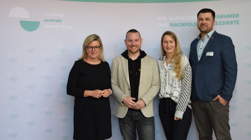 Gruppenfoto vor einer Wand der Nachfolgezentrale Brandenburg
