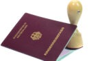 Teure Reisegenehmigungen im Netz: So erkennen Urlauber unnötige Zusatzgebühren Symbolbild aus der Bilddatenbank: ein deutscher Kinderreisepass und ein Stempel