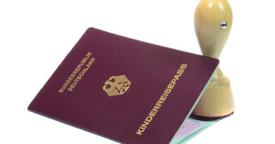 Teure Reisegenehmigungen im Netz: So erkennen Urlauber unnötige Zusatzgebühren Symbolbild aus der Bilddatenbank: ein deutscher Kinderreisepass und ein Stempel