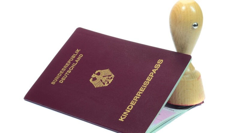 Symbolbild aus der Bilddatenbank: ein deutscher Kinderreisepass und ein Stempel