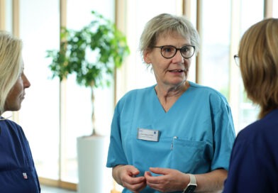 Frauenmedizin in Lauchhammer: Neue Ärztin verbindet Praxis und Klinik Sabine Müller-El Kaissi im Gespräch mit zwei Mitarbeiterinnen