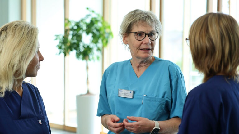 Sabine Müller-El Kaissi im Gespräch mit zwei Mitarbeiterinnen
